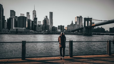 The man standing in brooklyn, brooklyn bridge to watch
